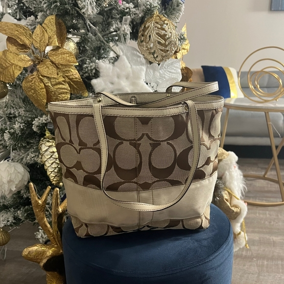 Coach bag 9/10 condition. - Picture 3 of 5